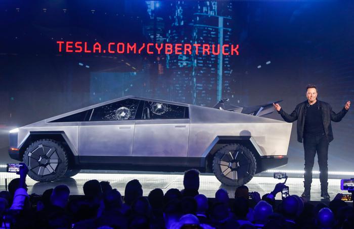 Tesla_zeigt_futurist_63443054edited